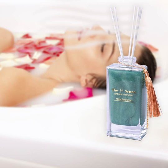 The 5th Season - 150ml Reed Diffuser Lufterfrischer in Geschenkbox mit Kunstblumen - Gold (Englische Birne und Freesie Duft)