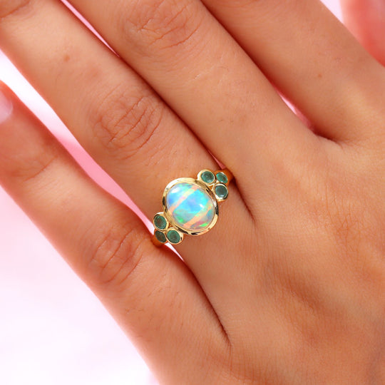 Natürlicher, äthiopischer Welo Opal und Kagem sambischer Smaragd-Ring, 925 Silber Gelbgold Vermeil ca. 2.06 ct