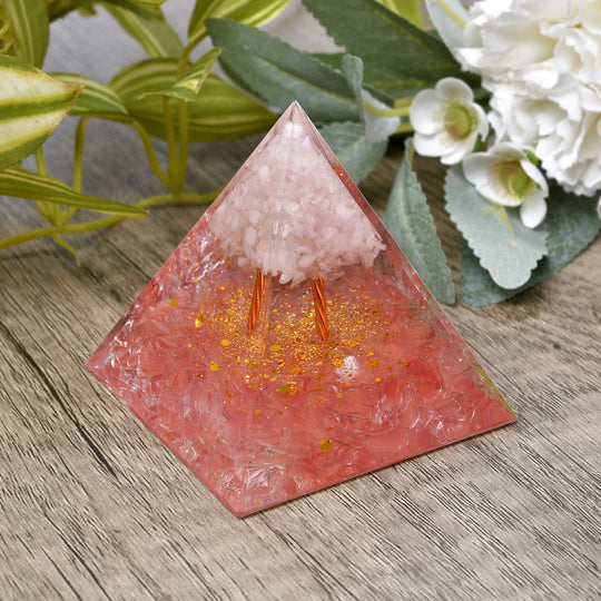 Edelstein Pyramide mit goldfarbener Lotosblüte - Kyanit und Amethyst
