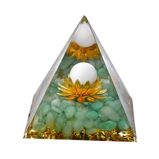 Edelstein Pyramide mit goldfarbener Lotosblüte - Kyanit und Amethyst