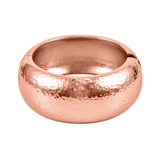 Breiter Armreif mit gehämmerter Textur, Messing, ca. 18 cm, roséfarben