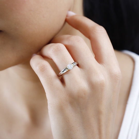 120 Facetten Moissanit Ring mit zentralem Stein in Goldfassung, 925 Silber, bicolor, ca. 0.45 ct
