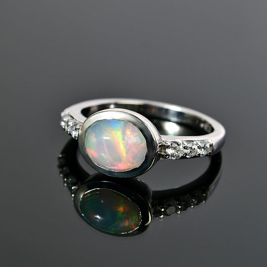 Natürlicher, äthiopischer Welo Opal, Weißer Zirkon Ring, 925 Silber platiniert ca. 1.46 ct