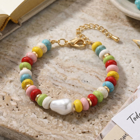 Weiße Muschelkernperle, Howlit Armband, ca. 18 cm + 5 cm Extender, goldfarben