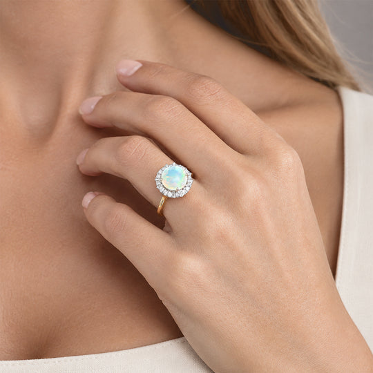 LUXURIANT (10-16 Werktage Lieferzeit) 2,69 ct. AGI zertifizierter AAA natürlicher, äthiopischer Welo Opal und SI-GH Labor Diamant Ring in 417 Gelbgold