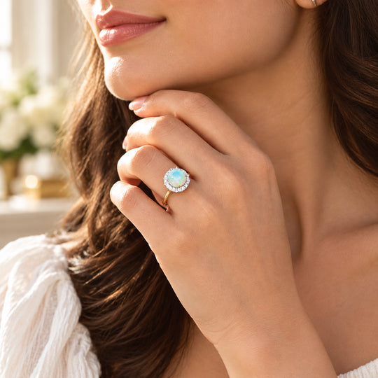 LUXURIANT (10-16 Werktage Lieferzeit) 2,69 ct. AGI zertifizierter AAA natürlicher, äthiopischer Welo Opal und SI-GH Labor Diamant Ring in 417 Gelbgold