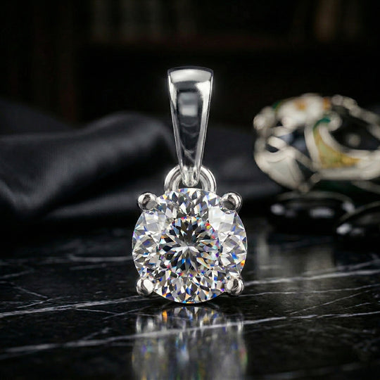 D'Joy 120 Facetten Moissanit Solitär Anhänger, 925 Silber rosévergoldet - 0,78 ct.