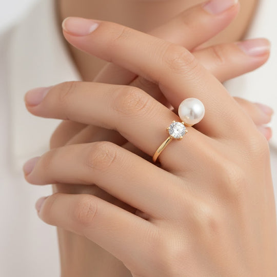 Flexibler weißer Süßwasser Perle und weißer Zirkonia Ring, Messing in Goldton (Größe 16.00-18.00)
