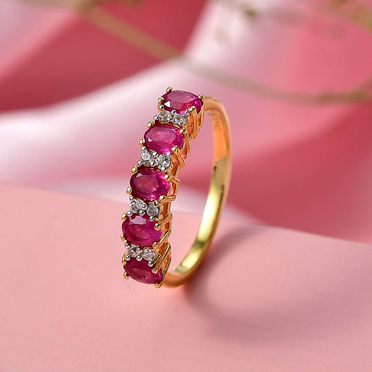 Victorian Era Five Stone - Afrikanischer Rubin (Fissure gefüllt), Weißer Zirkon Ring 925 Silber 750 Gelb Vergoldet (Größe 19.00) ca. 1.39 ct