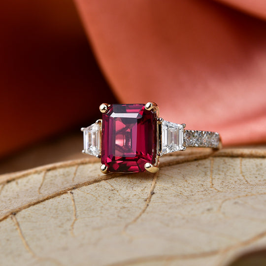LUXURIANT (10-16 Werktage Lieferzeit) 4,25 ct. AAA Malawi Magenta Granat und Labor Diamant Ring in 417 Gold