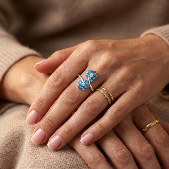 D'Joy Neon Apatit und Moissanit floraler Bypass Ring, 925 Silber platiniert - 0,87 ct.