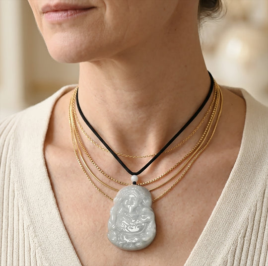 EXTREM SELTEN Natürliche Weiße Jade Guan Yin Anhänger mit schwarzer Textilkordel, flexibel, (ca. 70 cm) ca. 155,00 ct