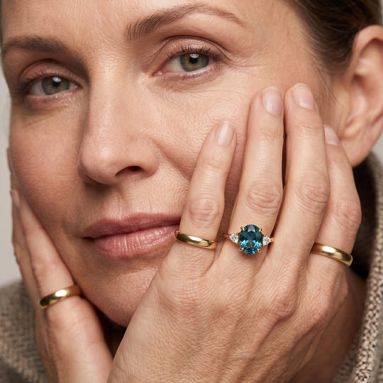 LUXURIANT AAA blauer Zirkon und Labor Diamant Ring in 375 Gold - 3,94 ct.