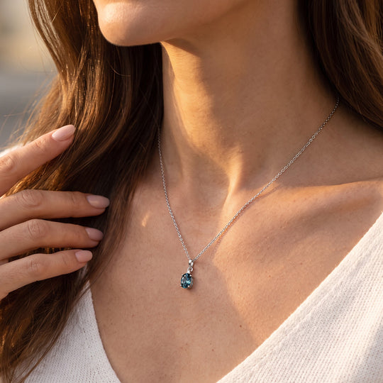 D'Joy London Blau Topas, Lab Grown Diamant Anhänger 925 Silber Platiniert ca. 0,91 ct.