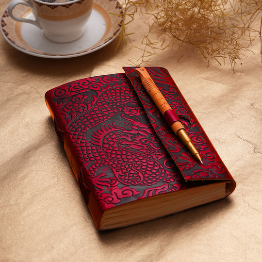 Handgefertigtes Journal mit Drachenprägung aus 100% echtem Leder mit Holzstift, Braun