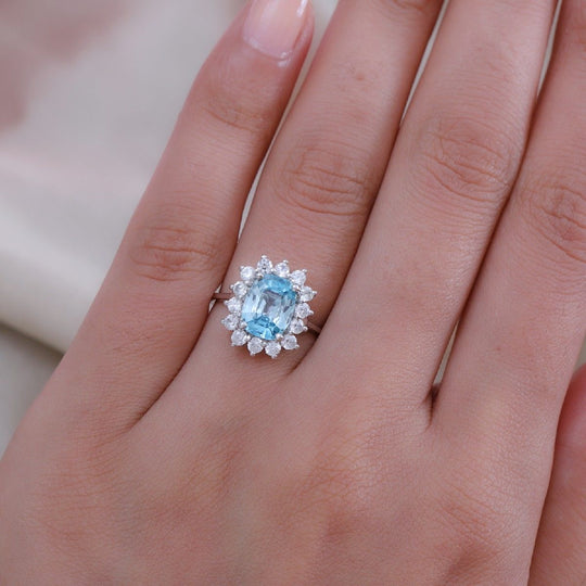 AAA Ratanakiri blauer und weißer Zirkon Halo-Ring, 375 Weißgold ca. 3,33 ct
