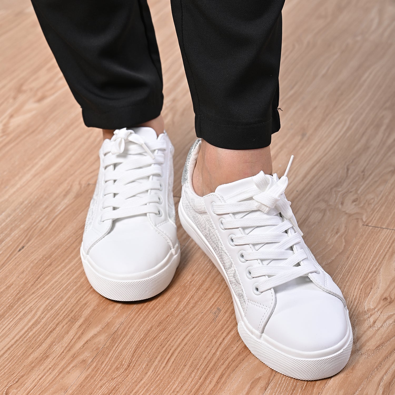 LA MAREY - Sneaker aus Kunstleder, Schlangenhautmuster, Größe 36, Weiß
