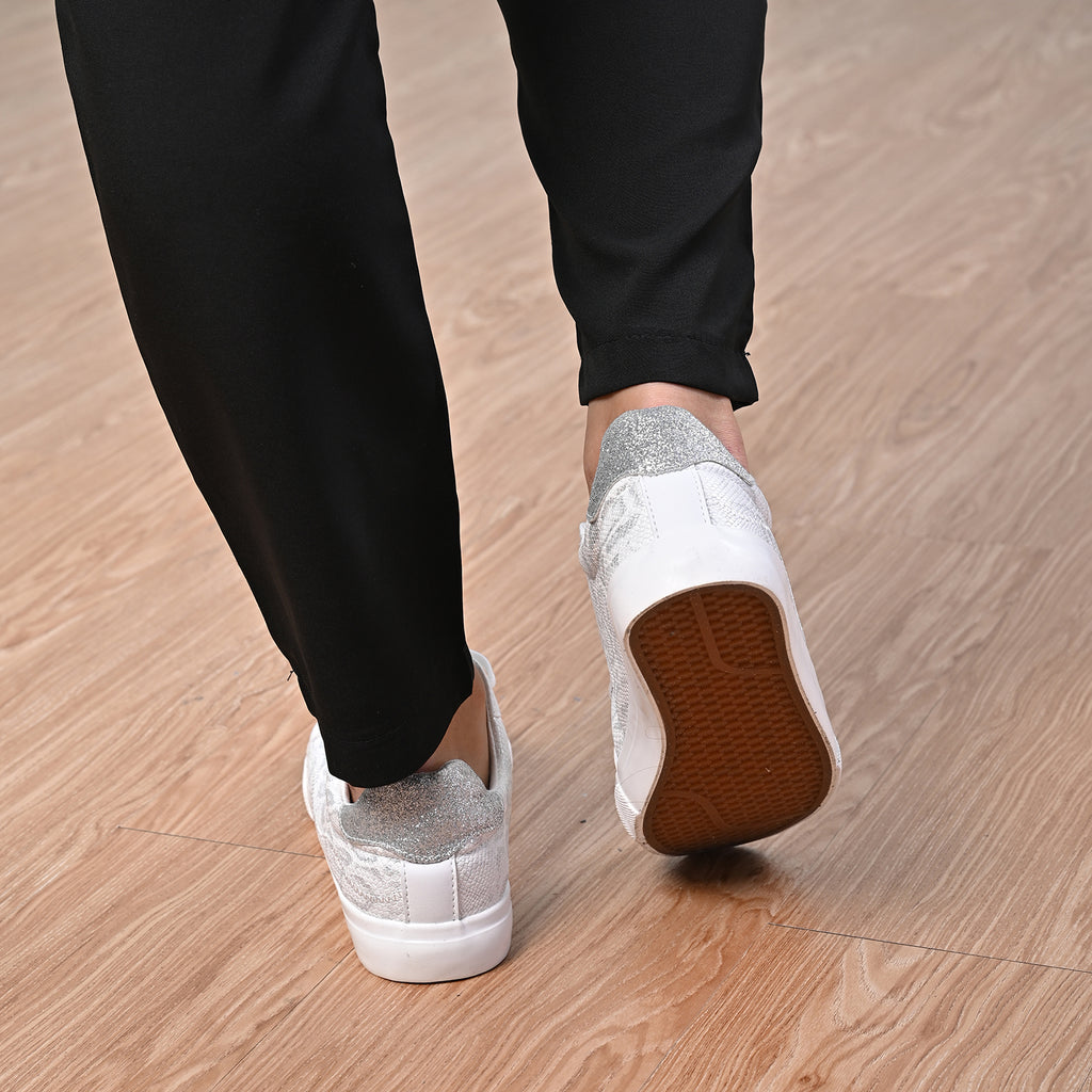 LA MAREY Sneaker aus Kunstleder, Schlangenhautmuster, Größe 37, Weiß