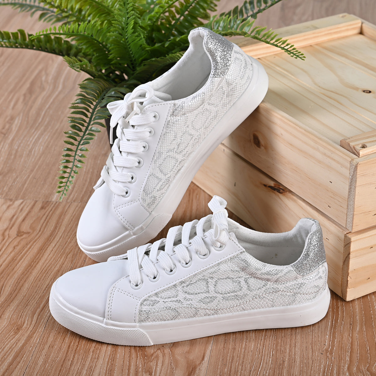 LA MAREY Sneaker aus Kunstleder, Schlangenhautmuster, Größe 40, Weiß