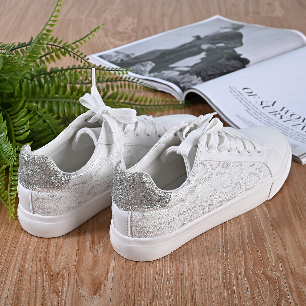 LA MAREY Sneaker aus Kunstleder, Schlangenhautmuster, Größe 40, Weiß