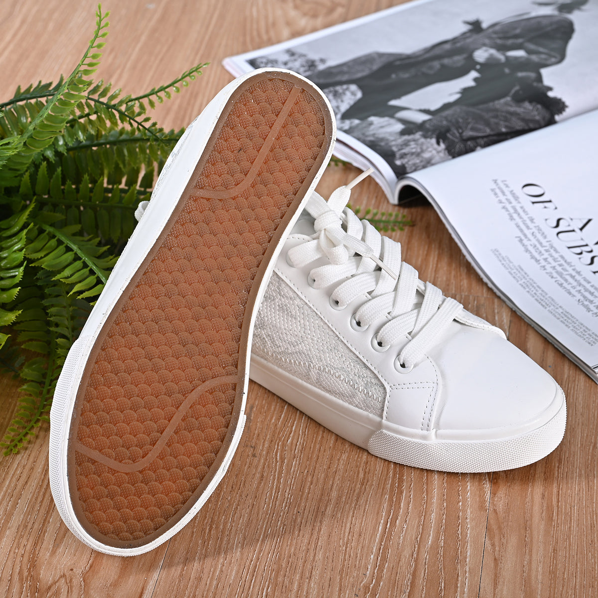 LA MAREY Sneaker aus Kunstleder, Schlangenhautmuster, Größe 40, Weiß