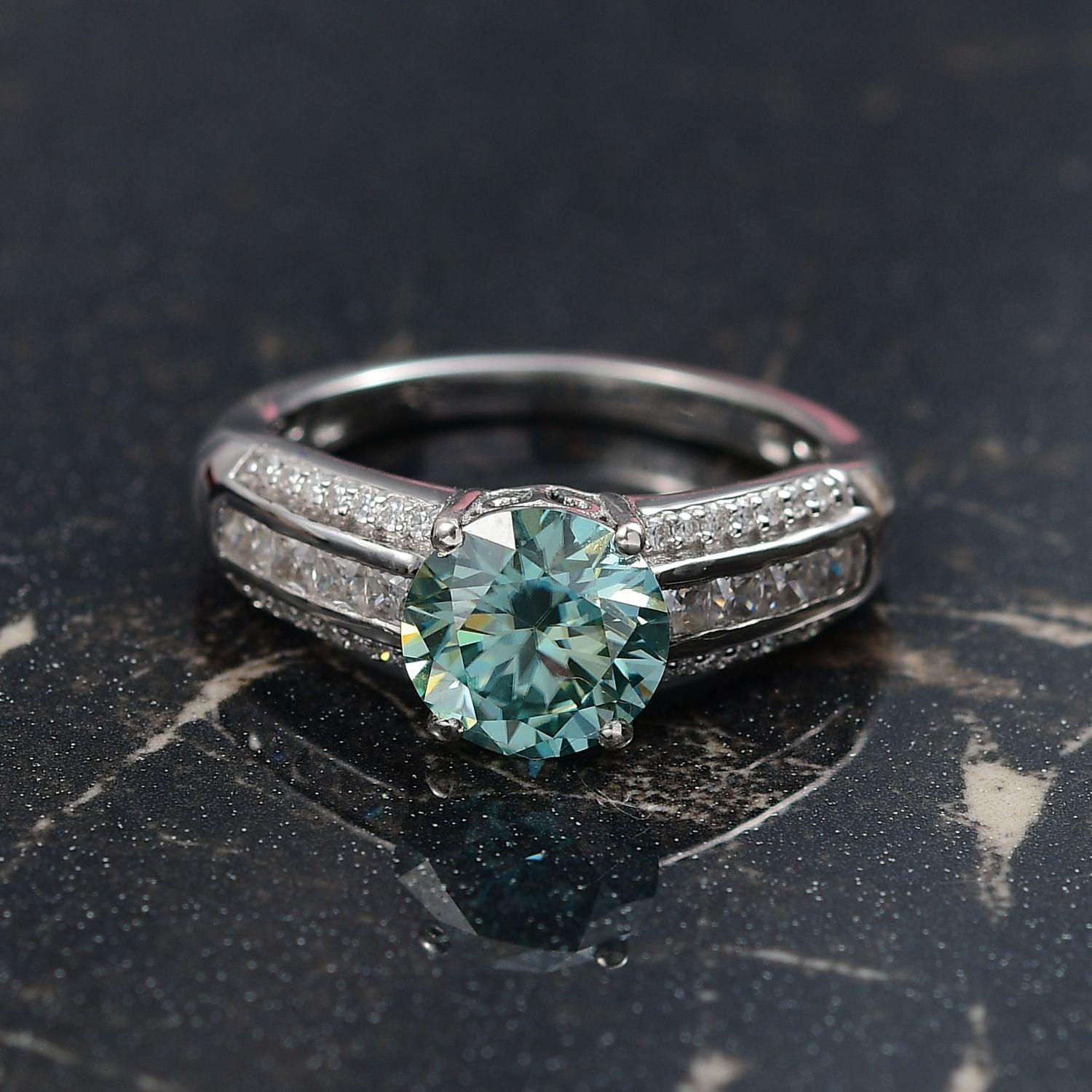 D'Joy blauer und weißer Moissanit Ring und Anhänger mit Kette