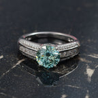 D'Joy blauer und weißer Moissanit Ring und Anhänger mit Kette
