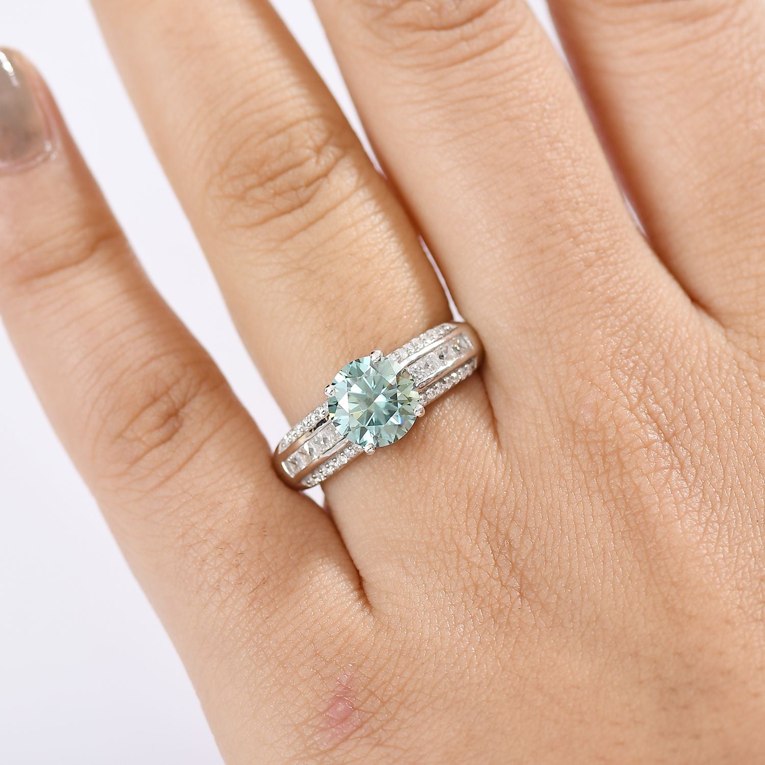 D'Joy blauer und weißer Moissanit Ring und Anhänger mit Kette