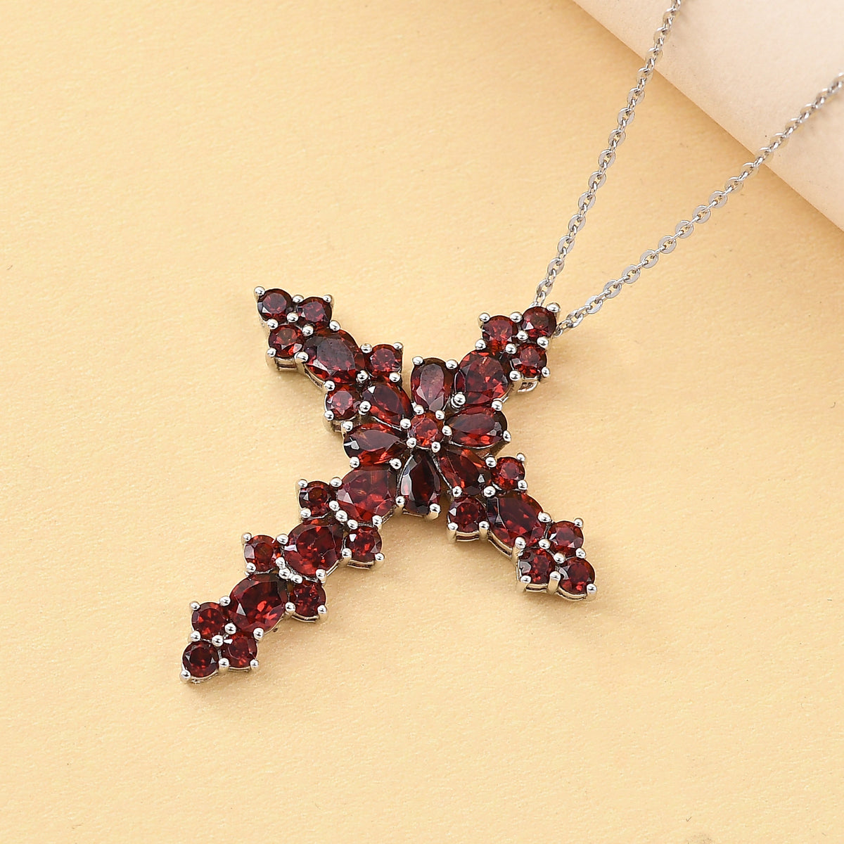 Roter Granat Kreuz-Anhänger mit Kette, ca. 6,16 ct
