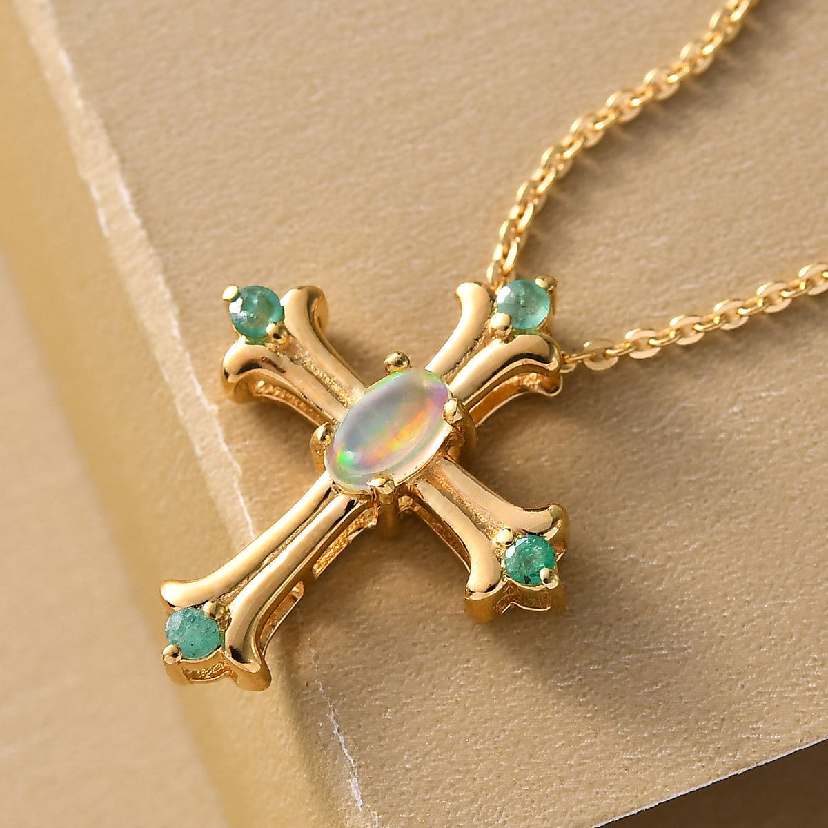 Natürlicher, äthiopischer Opal und Smaragd Kreuz-Anhänger mit Kette, ca. 40 cm, 925 Silber vergoldet  ca. 0,22 ct
