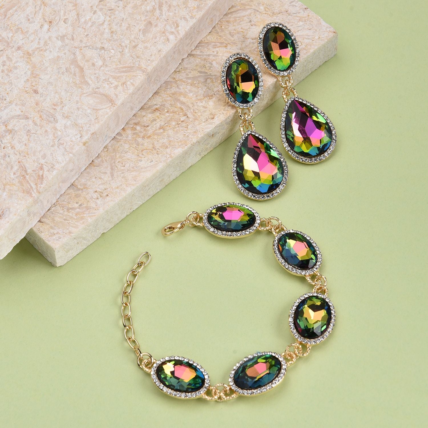 Grünes Glaskristall Armband und Ohringe, goldfarben