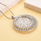 Weißer Kristall Mandala-Anhänger mit Kette, silberfarben
