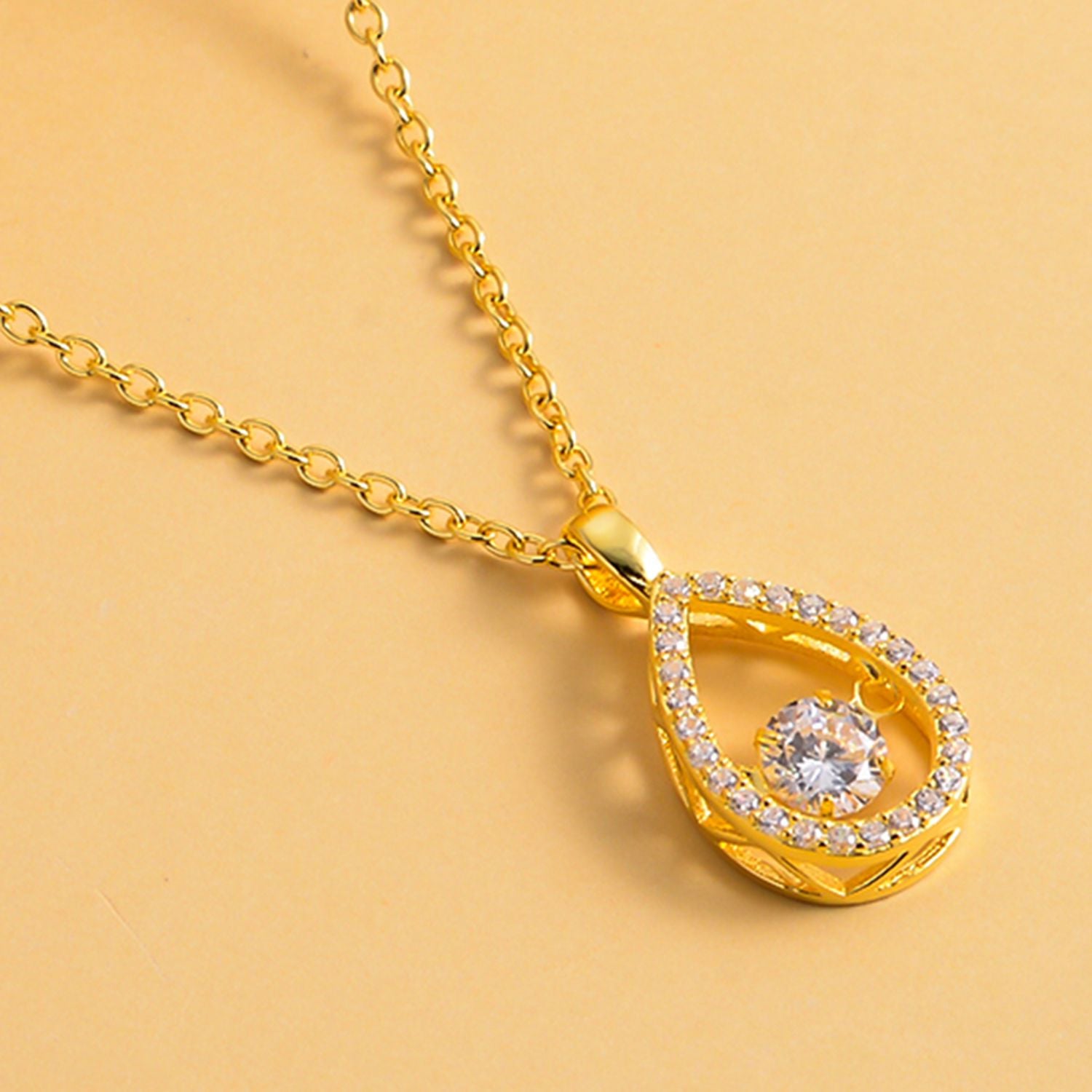 Weißer Zirkonia-Anhänger mit Edelstahl-Kette, 925 Silber vergoldet ca. 1,05 ct