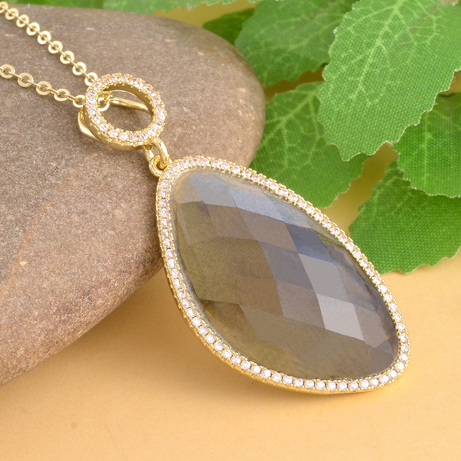 Labradorit Halo, Weißer Zirkonia Anhänger mit Kette,ca. 18.00 ct
