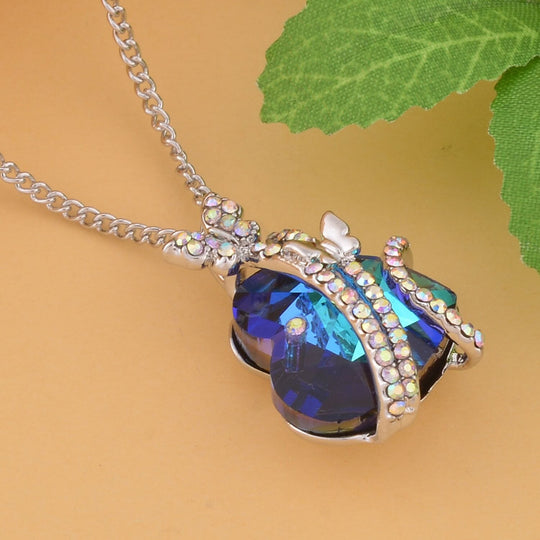 Herzdesign mit Schmetterling, Anhänger mit Kette, AB-Kristallen und Glasherz (20 mm), ca. 50 cm, goldfarben