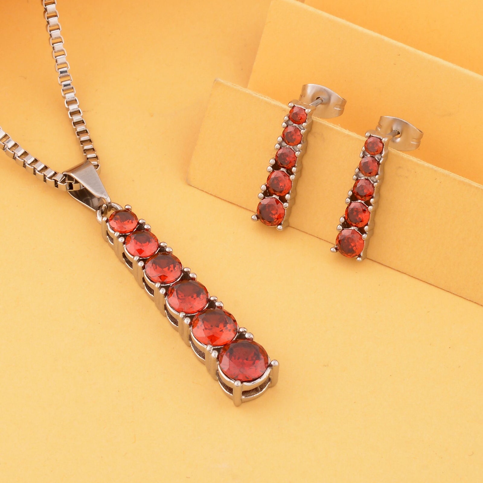 2er Set - Brillantes, rotes, rund geschliffenes Kristall-Schmuckset, mit Ohrringe und Halskette 316L Edelstahl