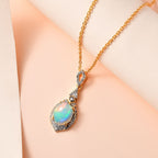 Natürlicher, äthiopischer Welo Opal, Weißer Zirkon Anhänger mit Kette, 925 Silber Gelbgold Vermeil, ca. 2.31 ct