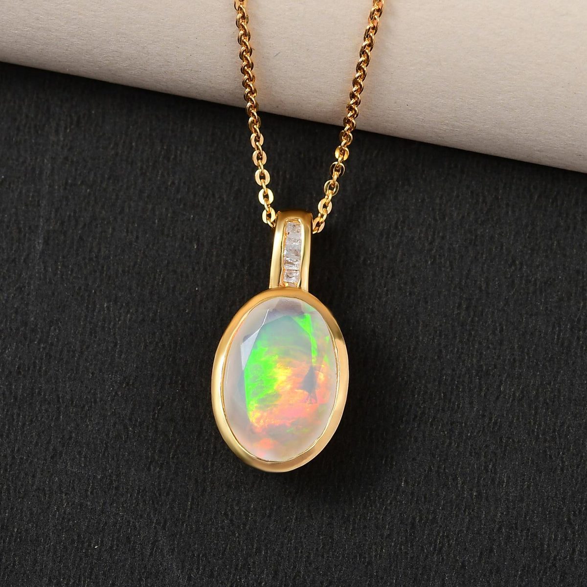 Natürlicher, äthiopischer Welo Opal und weißer Diamant-Anhänger mit Kette, 925 Silber Gelbgold Vermeil ca. 2.10 ct