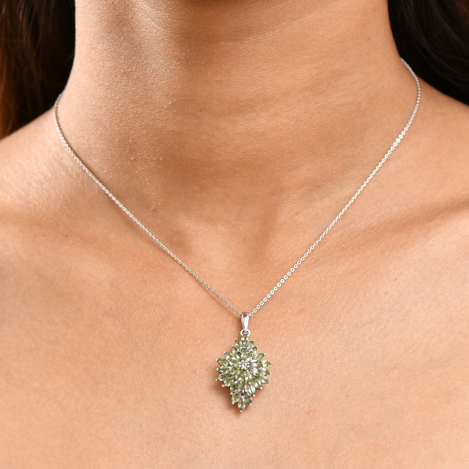 Natürlicher grüner Apatit Anhänger mit Kette ca. 50 cm, 925 Silber rhodiniert ca. 2.50 ct