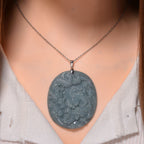 Natürlicher Olmek Jadeit Anhänger mit Kette ca. 50 cm, 925 Silber rhodiniert ca. 105.00 ct