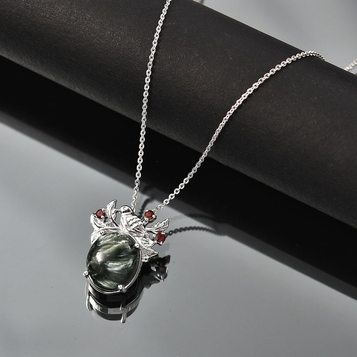 Viktorianische Blüte - Sibirischer Seraphinite, Roter Granat Anhänger mit Kette ca. 50 cm, 925 Silber platiniert ca. 5.08 ct