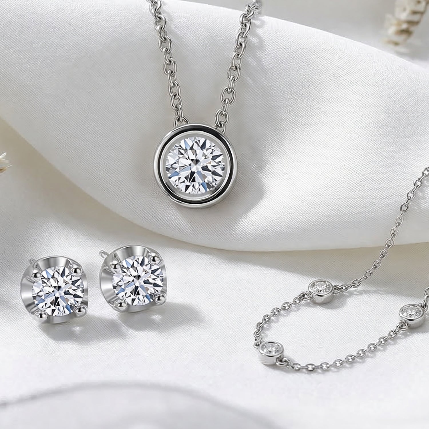 Luxuriant Diamond Trio: Labor Diamant Anhänger mit 50cm Kette Armband & Ohrringe 925 Silber platiniert