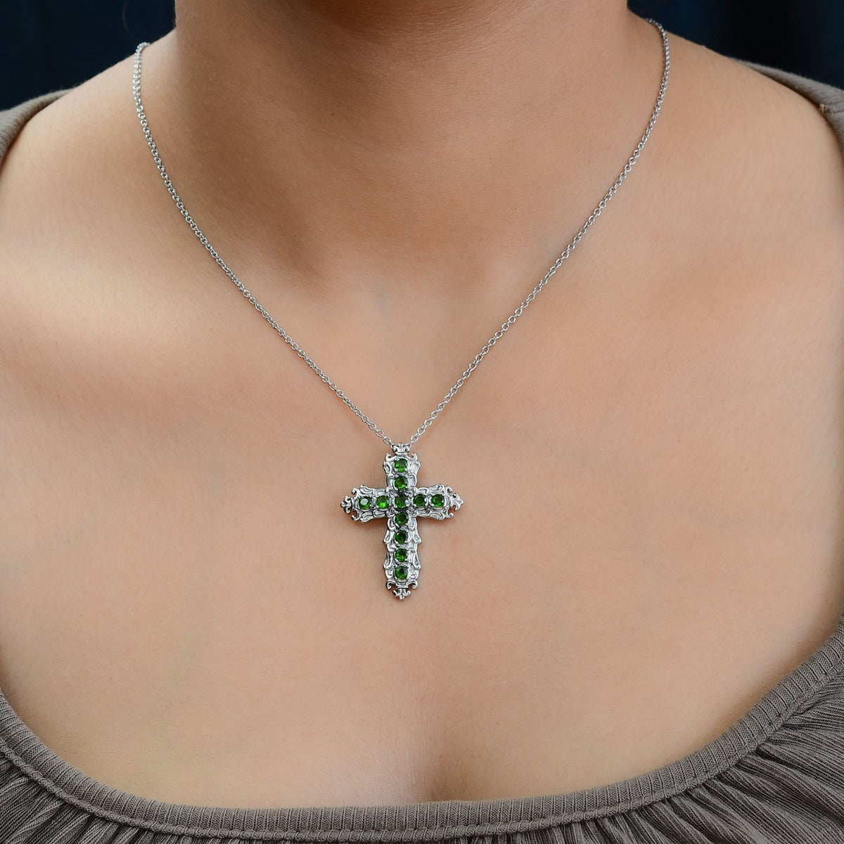 Natürlicher Chromdiopsid Kreuz-Anhänger mit Kette, Edelstahl ca. 1.25 ct