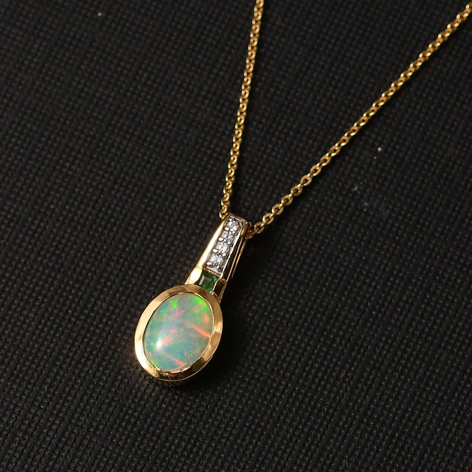 D joy Natürlicher, äthiopischer Welo Opal, Smaragd Anhänger mit Kette, 925 Silber 750 Gelbgold Vermeil ca. 1.32 ct