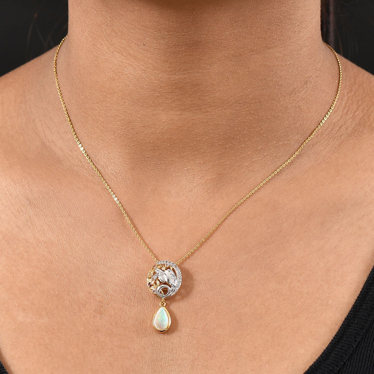 D'Joy AA Natürlicher, äthiopischer Welo Opal, Mehrfarbiger Saphir Anhänger mit Kette, ca. 50 cm 925 Silber Rhodiniert und 750 Gelbgold Vermeil ca. 1.45 ct