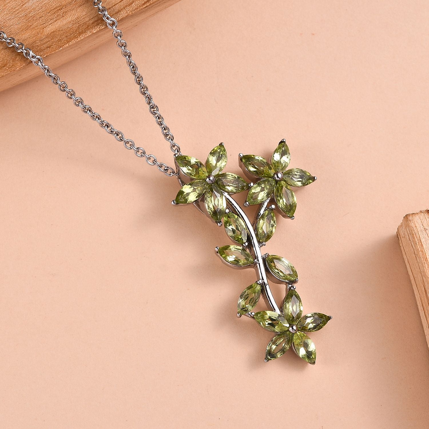 Natürlicher Peridot Anhänger mit Kette, ca. 50 cm 316L Edelstahl ca. 5.24 ct