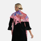 LA MAREY Signature - Seiden-Foulard aus 100% Maulbeerseide und Schmetterling-Seidenbrokat-Brosche, 110x110 cm, Rosa