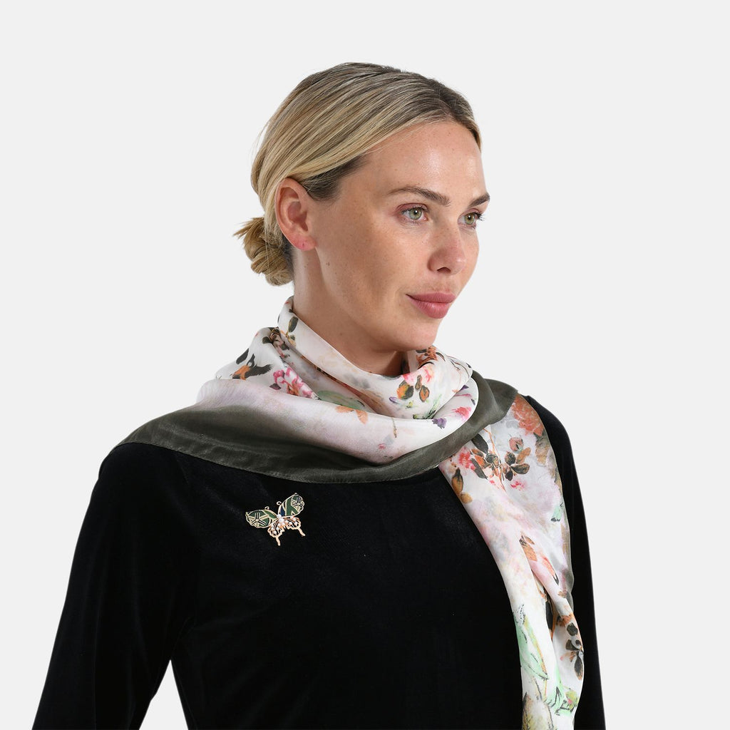 LA MAREY Signature - Seiden-Foulard aus 100% Maulbeerseide und Schmetterling-Seidenbrokat-Brosche, 110x110 cm, Grau