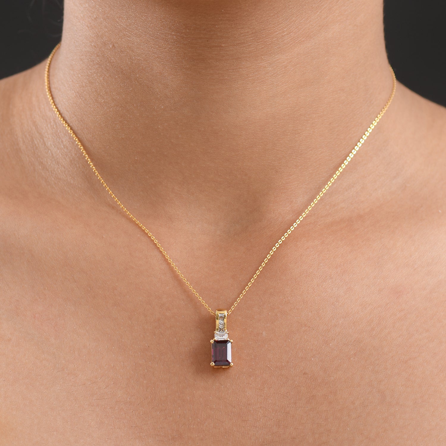 D'Joy Natürlicher Rhodolith Granat, Weißer Zirkon Anhänger mit Kette, ca. 50 cm 925 Silber vergoldet ca. 2.48 ct
