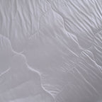 SERENITY NIGHT High-Tech Cooling-Steppdecken-Set mit edler, temperaturregulierender Maulbeeren-Seiden-Füllung und MOP Knöpfe, 135x200 - 40x80 cm, Pfau, Silber